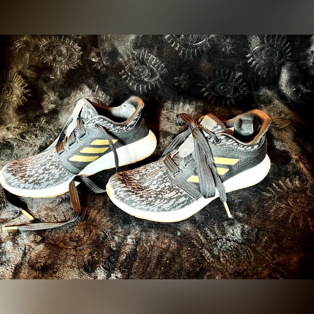 adidas Edge Lux 3 Running Shoes
EDGE LUX 3 SHOES